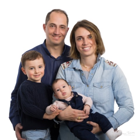 Portrait de famille avec enfants en studio