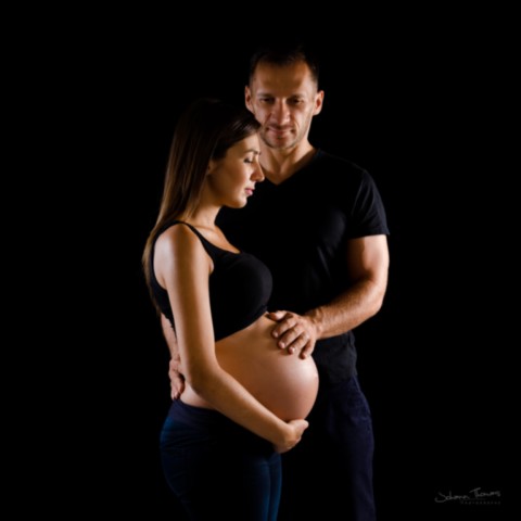 Photo de couple femme enceinte au studio