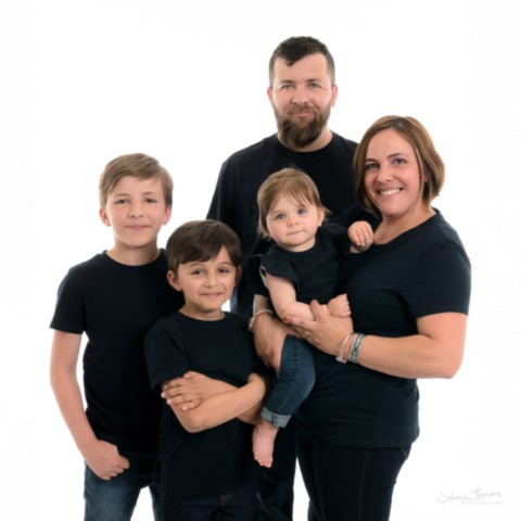 Portrait de famille en studio avec les enfants