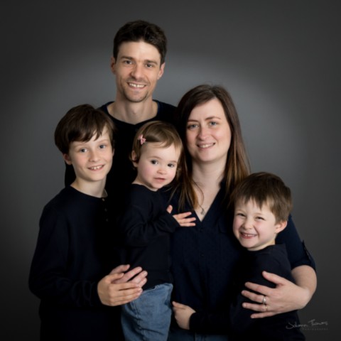 Portrait de famille avec enfants en studio