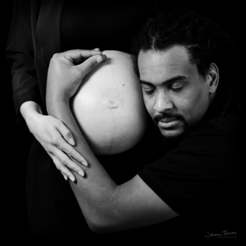 Photo de grossesse en studio avec le papa