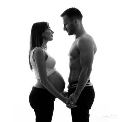Photo de grossesse en couple en studio