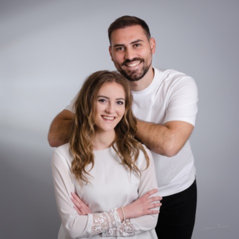 Portrait de couple souriant en studio