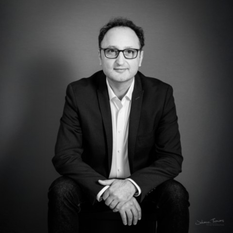 Portrait professionnel décontracté pour site web